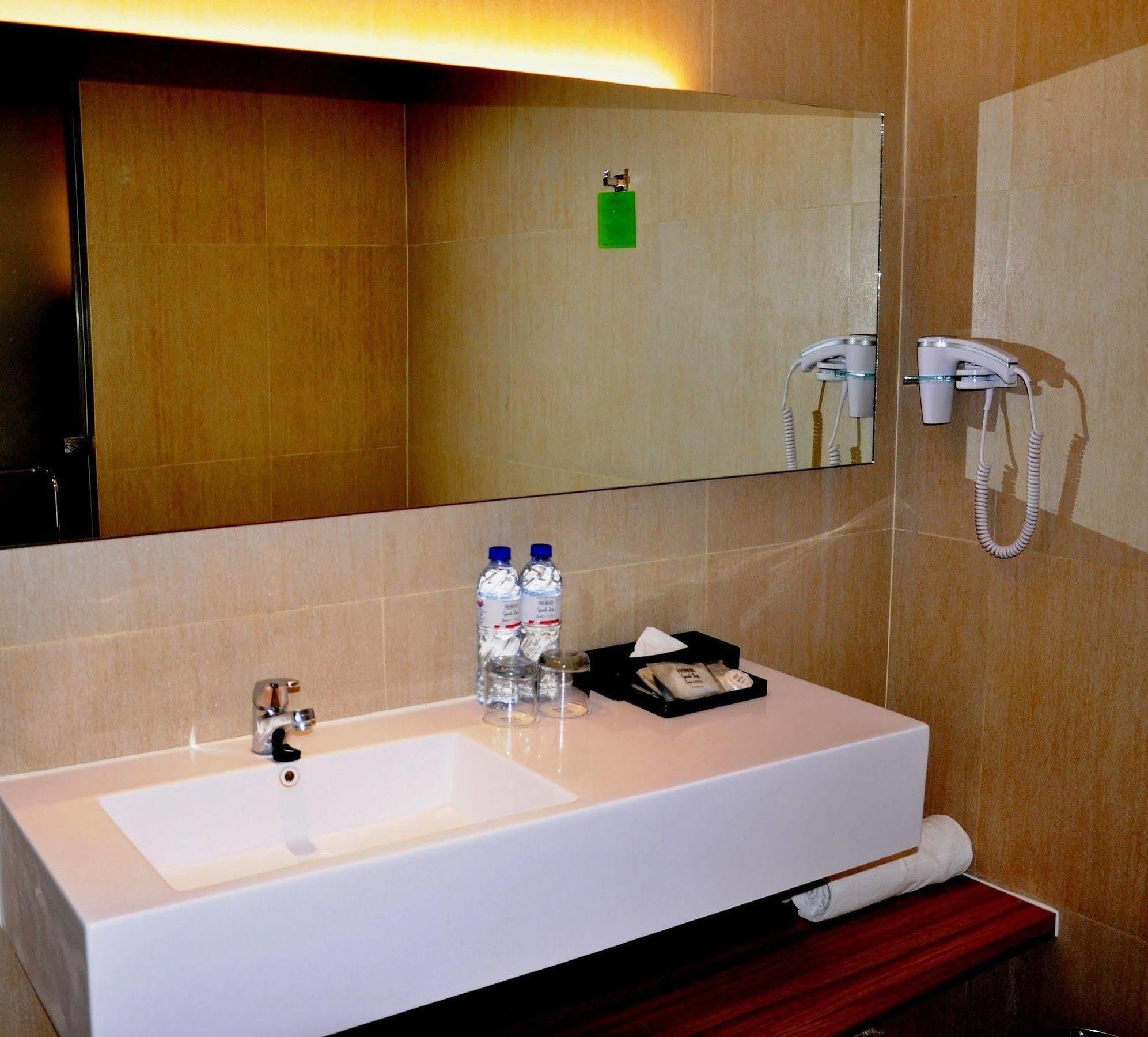 Hotel Grand Zuri Malioboro Yogyakarta Esterno foto